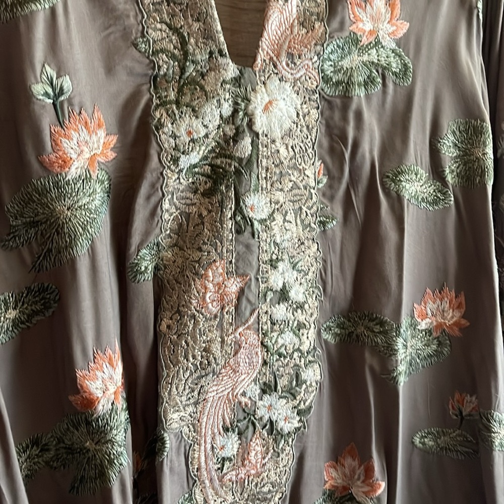 Pakistani Designer Sana Safinaz Elegant Floral Embroidered with tulip shalwar. - Picture 5 of 6